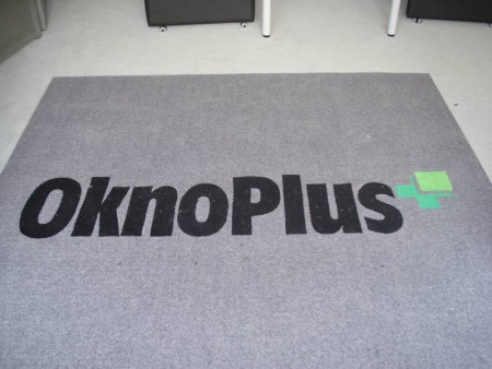 uw logo of letters in het tapijt